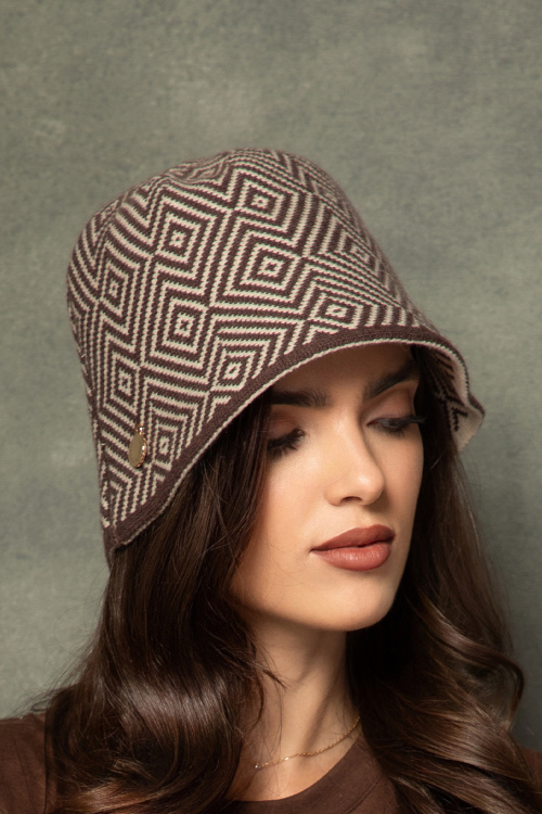 Мека шапка с десен в кафяво