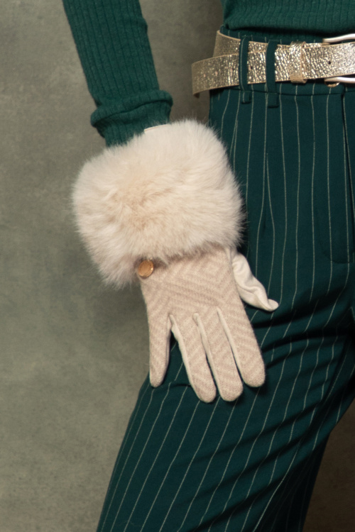 Топли ръкавици с еко косъм в екрю