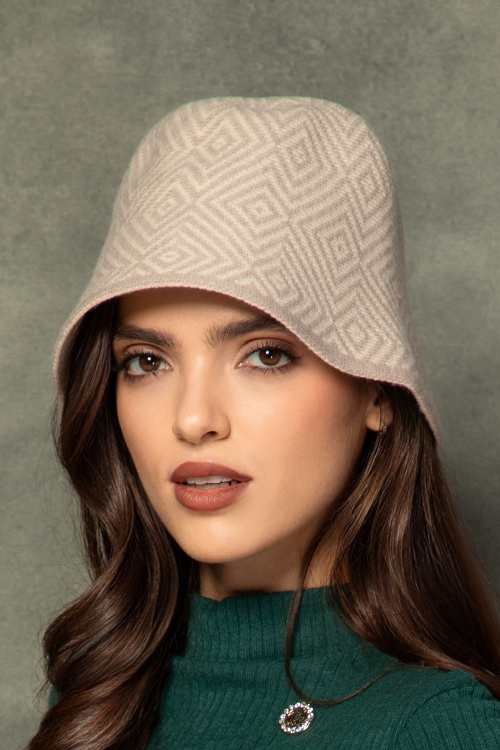Мека шапка с десен в екрю