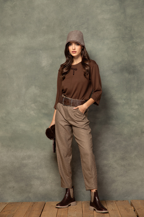 Кафява блуза трико с акцент