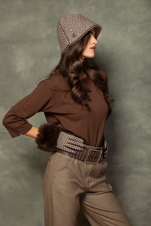 Кафява блуза трико с акцент