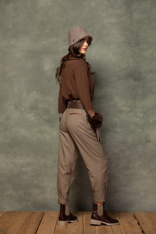 Кафява блуза трико с акцент