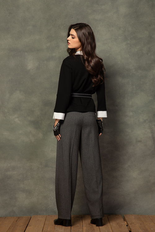 Черен колан с метални елементи