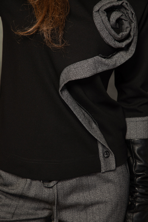 Блуза с маншет и 3Д роза