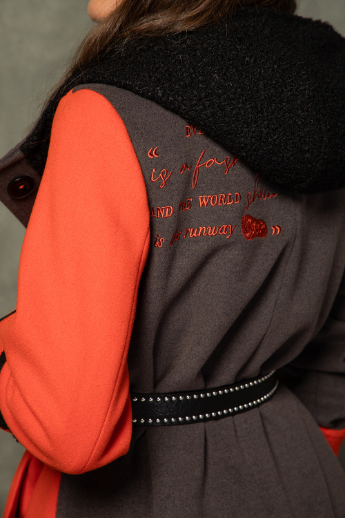 Черен колан с метални елементи