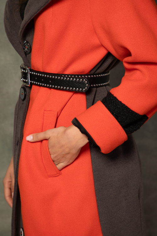 Черен колан с метални елементи