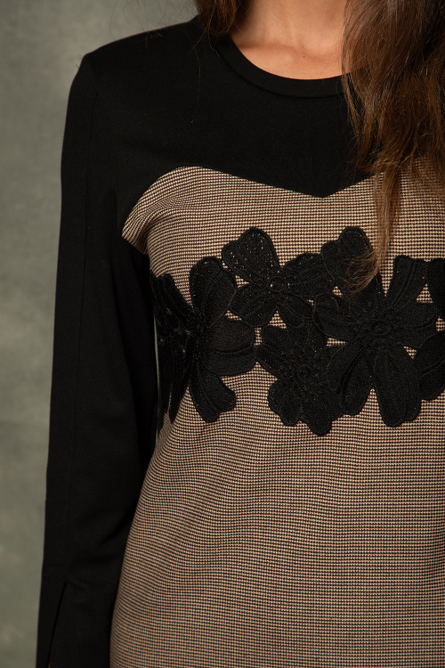 Рокля с плисе и дантела