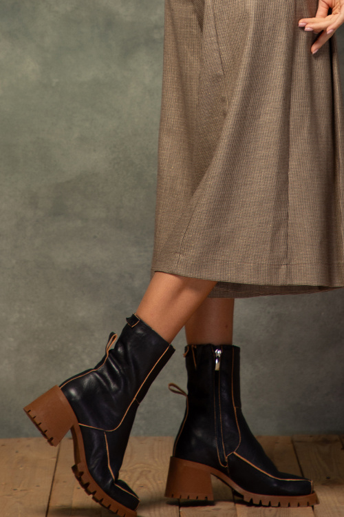 Боти в тъмно синьо от 100% естествена кожа