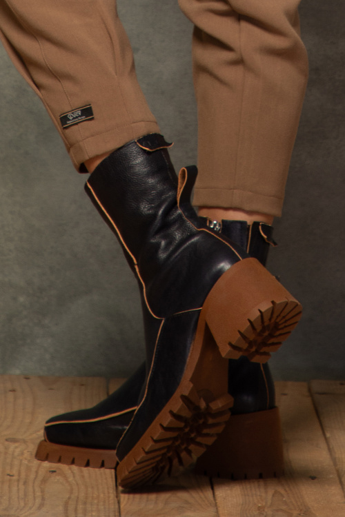 Боти в тъмно синьо от 100% естествена кожа