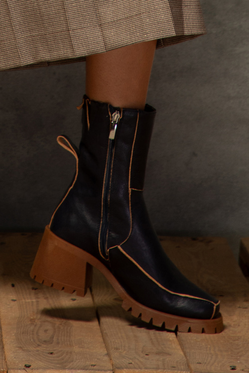 Боти в тъмно синьо от 100% естествена кожа