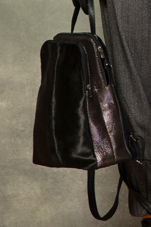 Черна раница от 100% естествена кожа