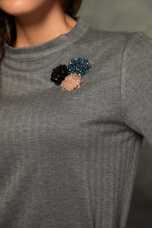 Рокля с поло и декорация в сиво