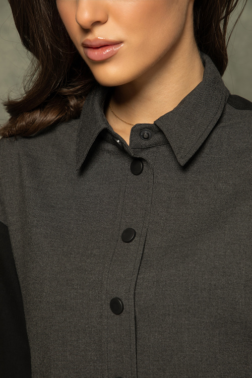 Двуцветна риза с чупки на гърба