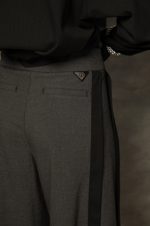 Разкроен панталон с черни кантове