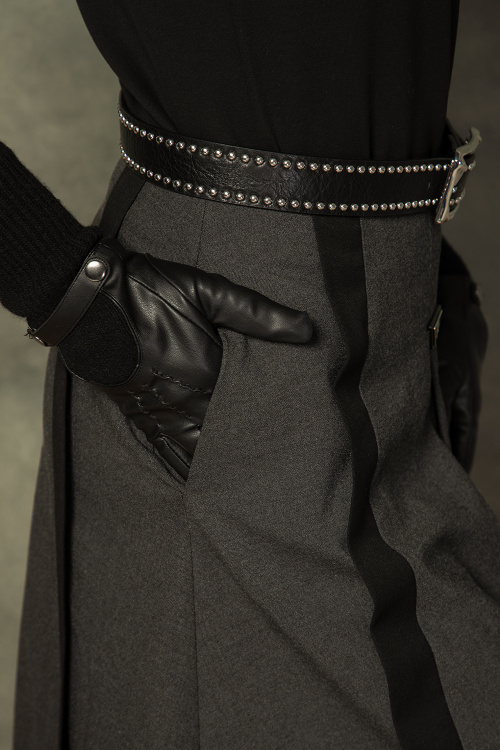 Черен колан с метални елементи