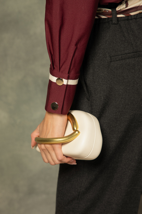 Класическа риза с бродерия в бордо