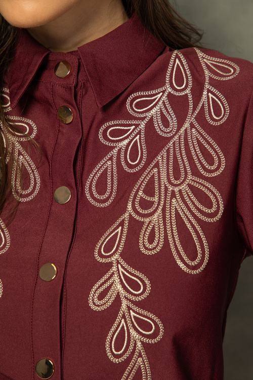 Класическа риза с бродерия в бордо