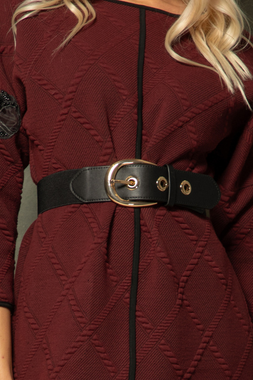 Колан със златна тока в черно