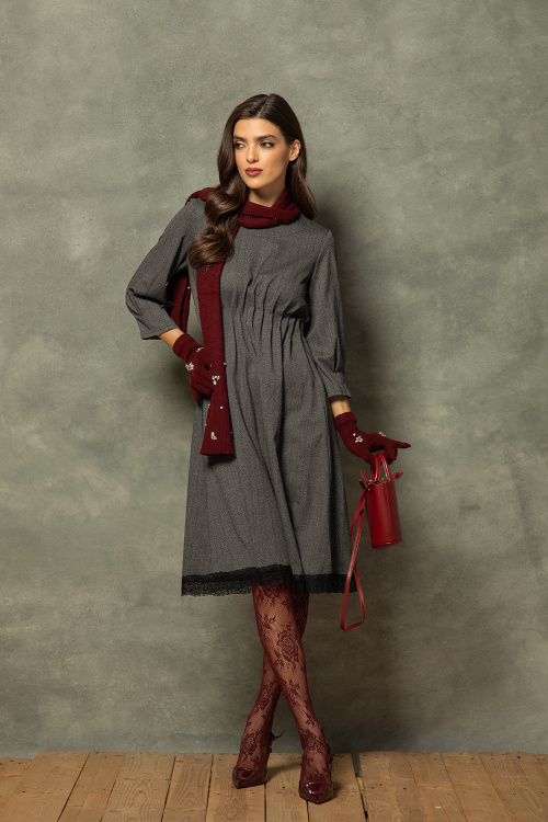 Миди рокля с плисе в талията