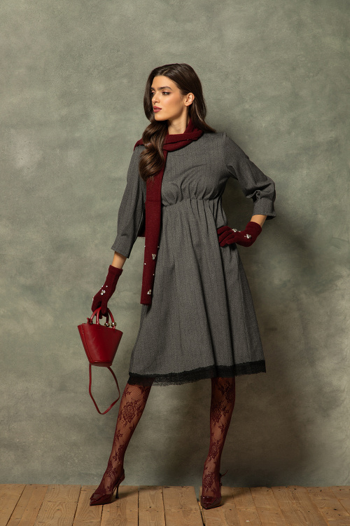 Миди рокля с плисе в талията