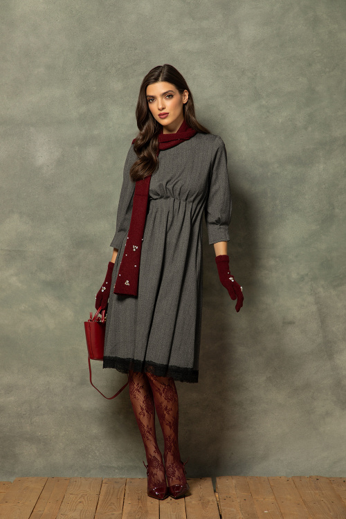 Топъл шал от фино плетиво с кристали в бургунди