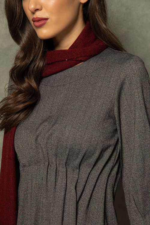 Миди рокля с плисе в талията