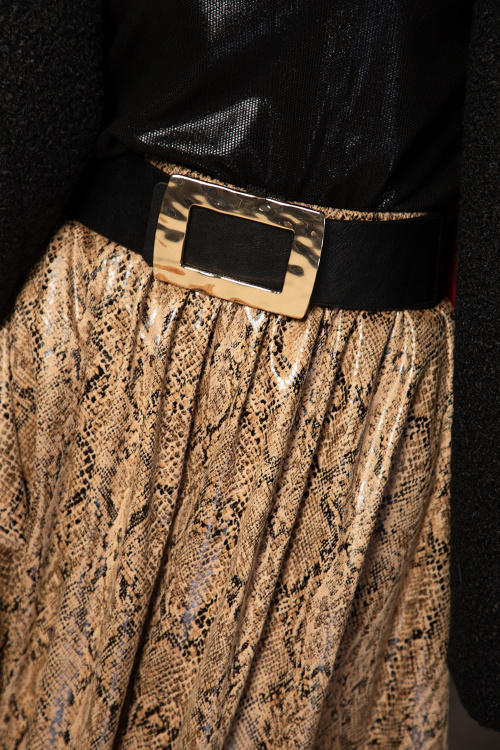 Черен колан със златна тока