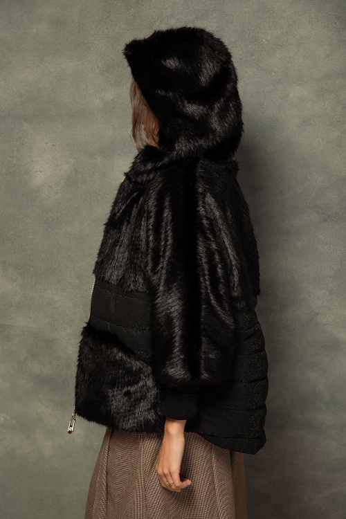 Черно ватирано яке в комбинация с еко косъм