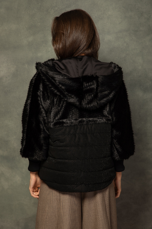 Черно ватирано яке в комбинация с еко косъм