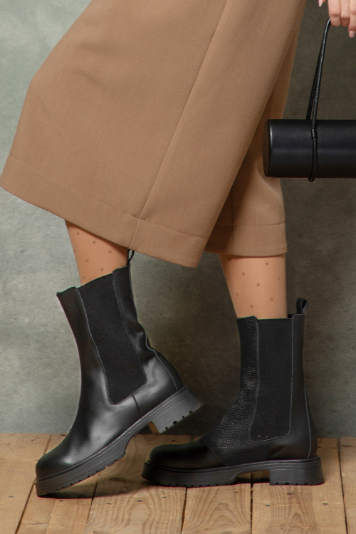 Средно високи черни ботуши