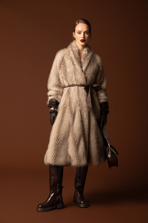 Дълго палто от еко косъм и подвижен коланДълго палто от еко косъм и подвижен колан