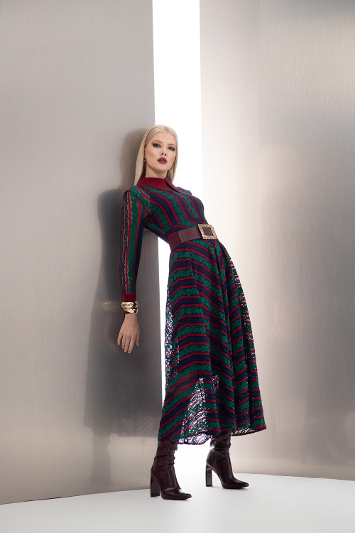 Дълга рокля от дантела в райе