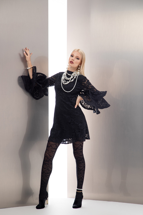 Къса рокля с волан ръкав в черно