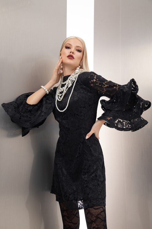 Къса рокля с волан ръкав в черно