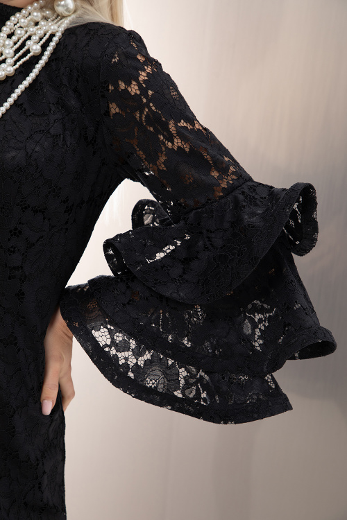 Къса рокля с волан ръкав в черно