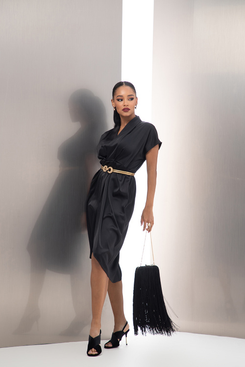 Сатенирана рокля с чупки