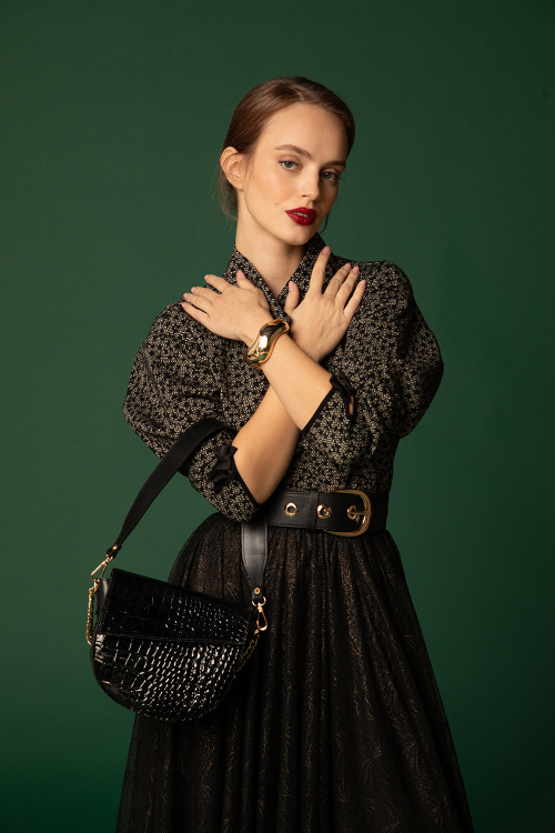 Колан със златна тока в черно