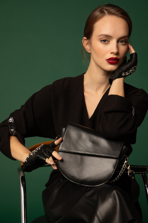 Елегантна черна чанта от 100% естествена кожа