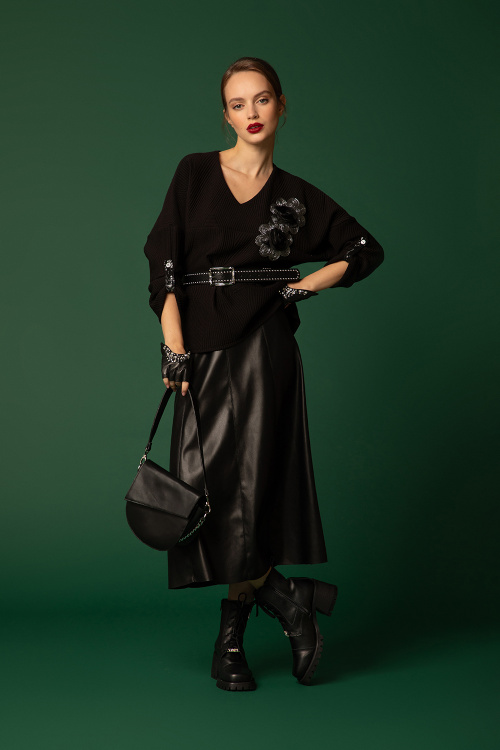 Черен колан с метални елементи