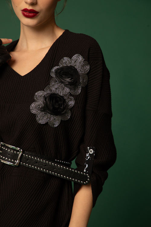 Черен колан с метални елементи