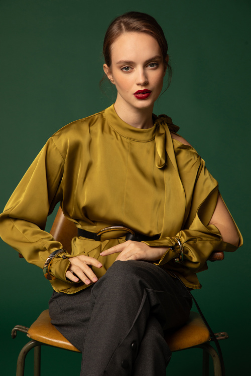 Сатенирана блуза с пандела