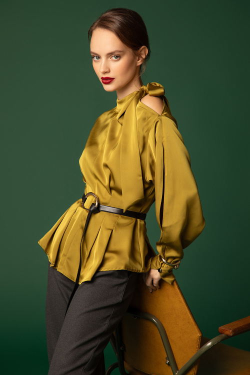 Сатенирана блуза с пандела