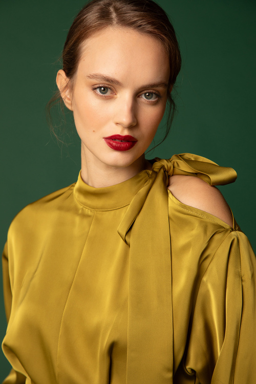 Сатенирана блуза с пандела