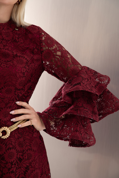 Къса рокля с волан ръкав в бордо