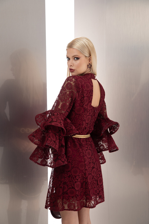 Къса рокля с волан ръкав в бордо