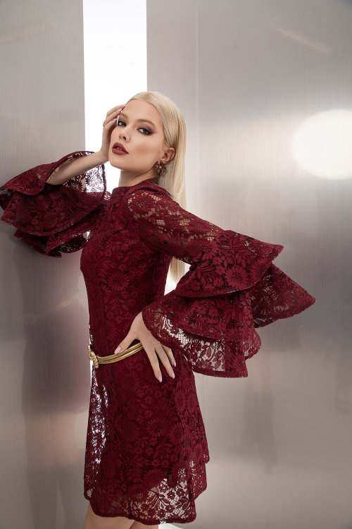 Къса рокля с волан ръкав в бордо