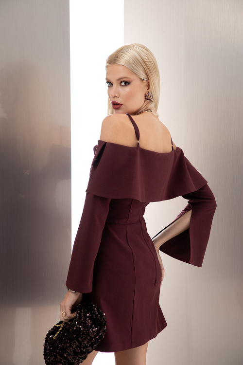 Къса рокля с отворени рамене и яка