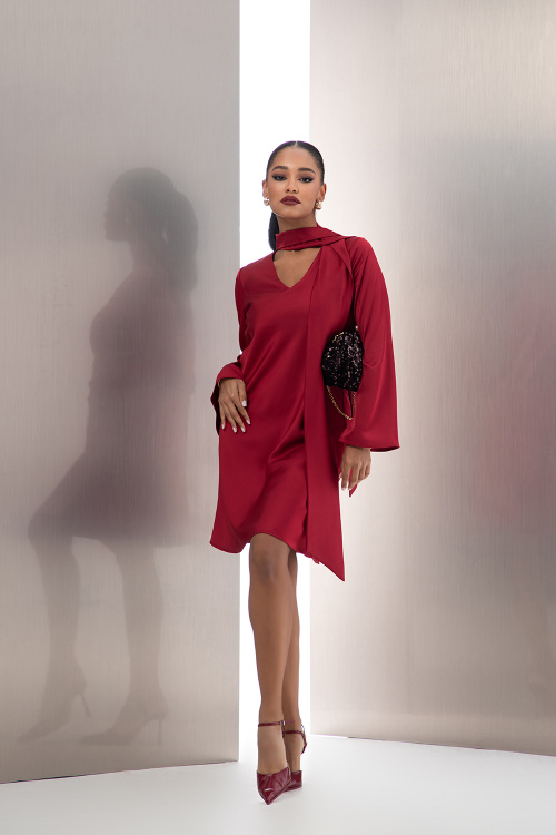 Сатенирана рокля с шал яка