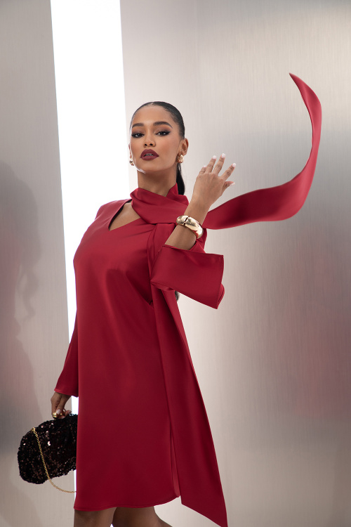 Сатенирана рокля с шал яка