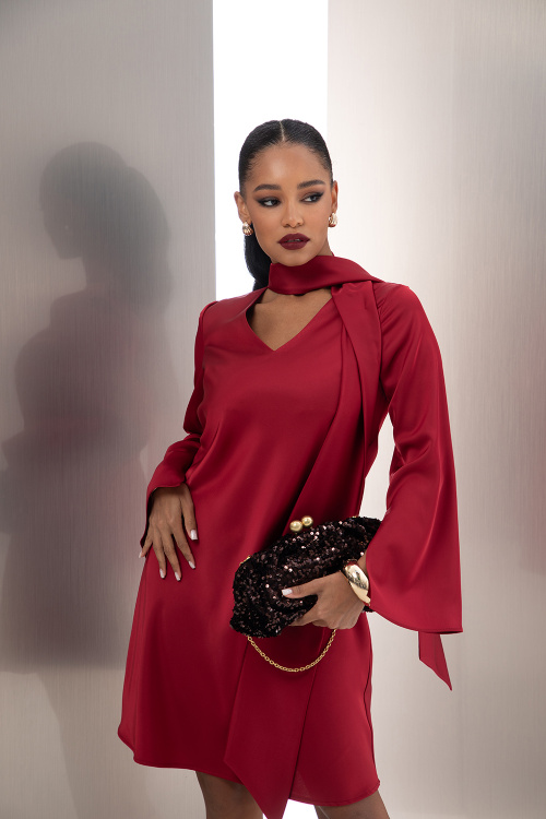 Сатенирана рокля с шал яка